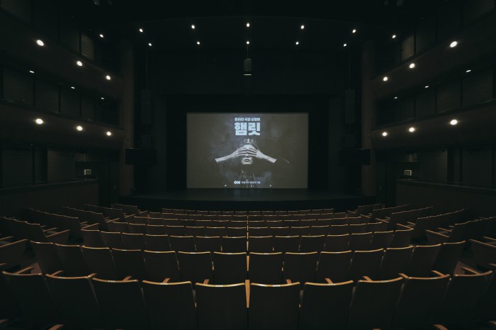 2023년 온라인 극장 상영회 '햄릿' 당시 명동예술극장 무대에 설치된 스크린.ⓒ국립극단