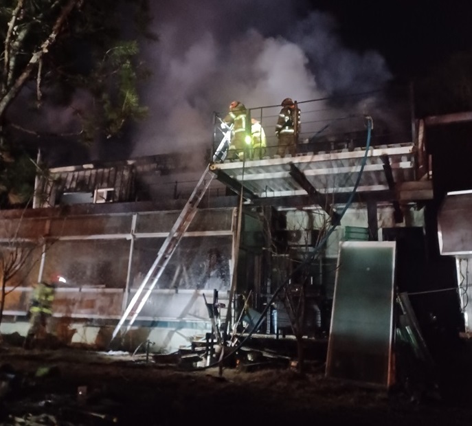 ▲ 13일 오전 2시 10분쯤 세종시 전의면 영당리 한 2층짜리 단독주택에서 불이 나 소방대원들이 진화 작업을 하고 있다.ⓒ세종소방본부