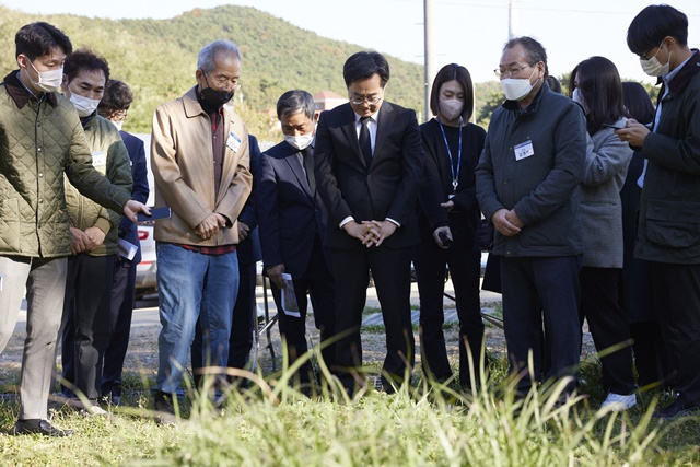 ▲ 김동연 경기도지사(가운데)가 2022년 10월 선감학원 유매 해장 추정지에서 헌화 및 묵념을 하고 있다. ⓒ경기도 제공