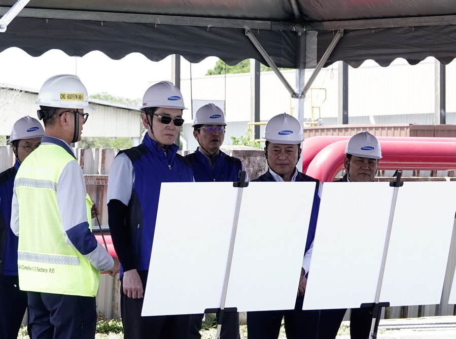 이재용 삼성전자 회장(오른쪽 넷째)이 최윤호 삼성SDI 사장(오른쪽 둘째) 등과 함께 지난 9일 말레이시아 스름반 삼성SDI 2공장 건설 현장을 점검하면서 관계자에게 설명을 듣고 있다ⓒ삼성전자