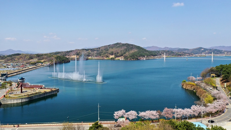 ▲ 아시아 최장의 호수 위 탑정호출렁다리 모습.ⓒ논산시