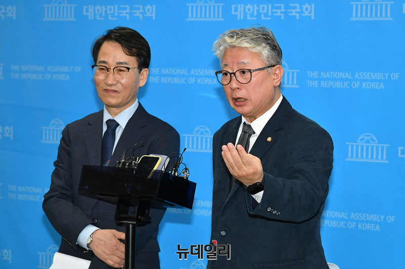 이원욱 개혁신당 의원(왼쪽)과 조응천 개혁신당 의원. ⓒ이종현 기자