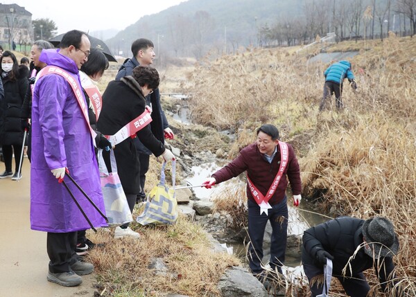 ▲ 서철모 대전 서구청장이 도안동 용소수변공원에서 청소를 하고 있다.ⓒ서구
