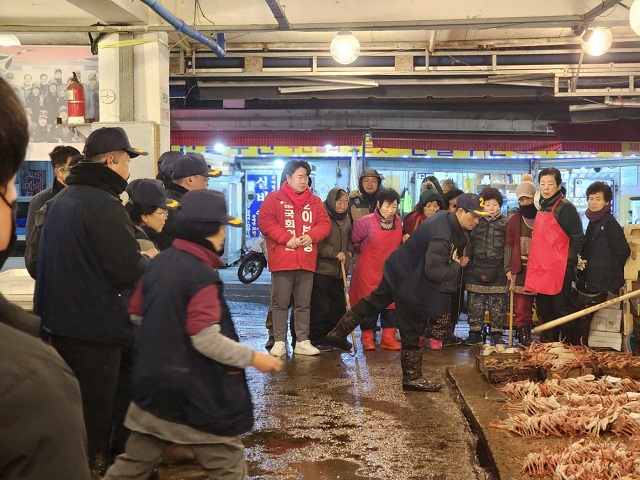 ▲ 이부형 예비후보는 지난 설 명절을 앞두고 죽도시장, 송도 활어위판장 등 민생현장을 찾아 상인과 시민들의 목소리를 들으며 민생 챙기기를 이어가고 있다.ⓒ이부형 예비후보실