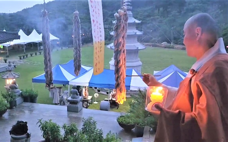 ▲ 세종시 무형문화재로 지정된 불교낙화법 접화 모습.ⓒ세종시