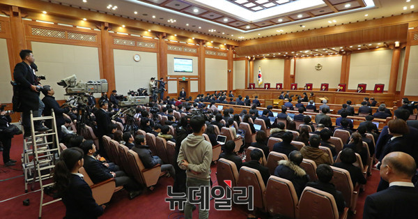 ▲ 이정미 헌재소장 권한대행 등 재판관들이 2017년 3월 10일 오전 서울시 종로구 재동 헌법재판소 대심판정에서 박근혜 대통령탄핵심판 사건에 대해 선고하고 있다. ⓒ뉴데일리DB