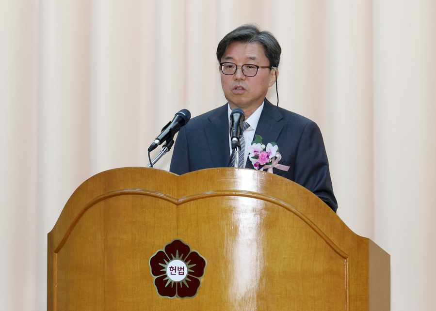 ▲ 김정원 신임 헌법재판소 사무처장이 14일 헌법재판소 대강당에서 진행된 취임식에 참석해 취임사를 밝히고 있다. ⓒ제공=헌법재판소