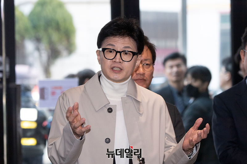 ▲ 한동훈 국민의힘 비상대책위원장이 지난 13일 오전 국민의힘 중앙당사에 출근하며 취재진의 질문에 답하고 있다. ⓒ서성진 기자