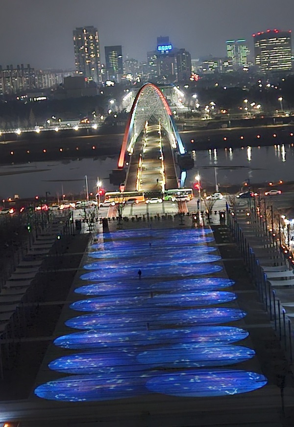 ▲ 한빛탑 물빛광장이 음악분수, 한빛탑 미디어파사드에 이어 레이저와 고보조명을 추가 설치해 미디어아트 공연장으로 새롭게 단장됐다.ⓒ대전관광공사