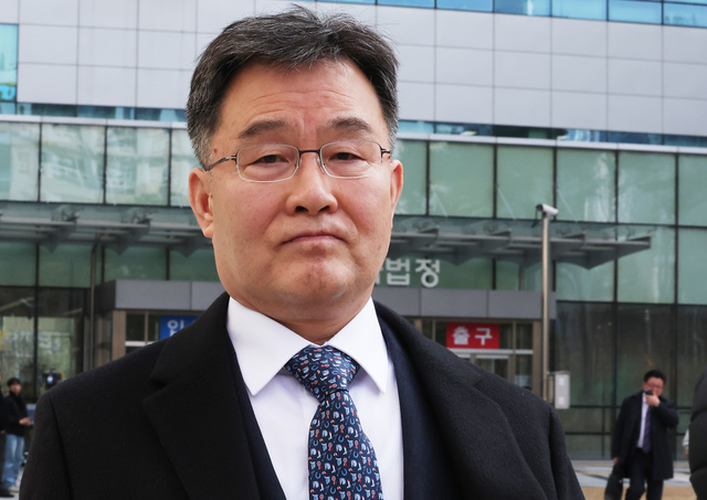 ▲ 대장동 개발 사업을 도와달라고 당시 성남시의장에게 청탁하고 뇌물을 공여한 혐의로 기소된 화천대유 대주주 김만배 씨가 14일 오후 경기도 수원시 영통구 수원지방법원에서 열린 1심 선고 공판이 끝난 후 법원을 나오고 있다. ⓒ연합뉴스