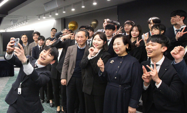 ▲ 현정은(앞줄 오른쪽 두 번째) 현대그룹 회장이 지난달 29일 그룹사 신입사원 교육수료식에 참석해 직원들과 기념촬영을 하고 있다. ⓒ현대그룹