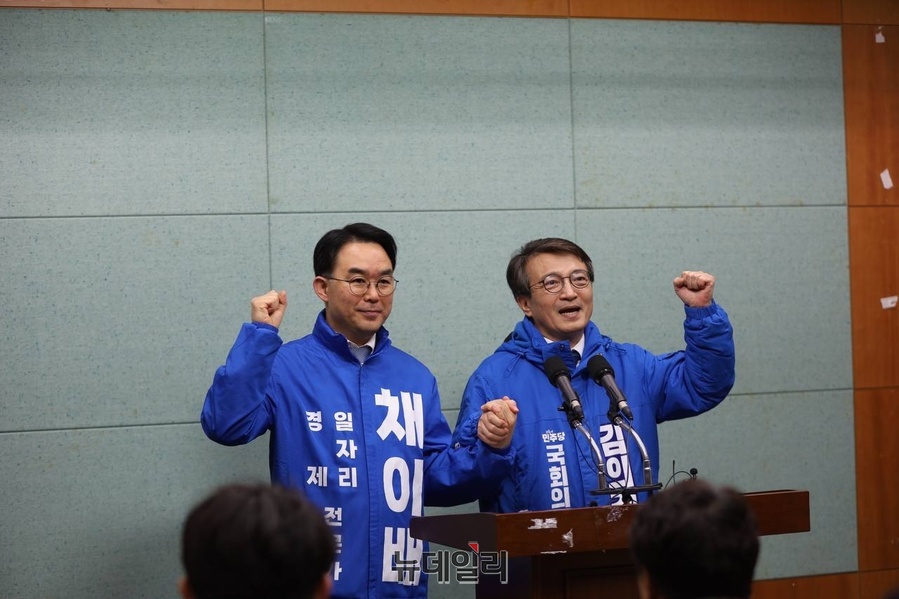▲ 더불어민주당 채이배·김의겸 예비후보가 단일화를 선언했다.ⓒ이인호 기자