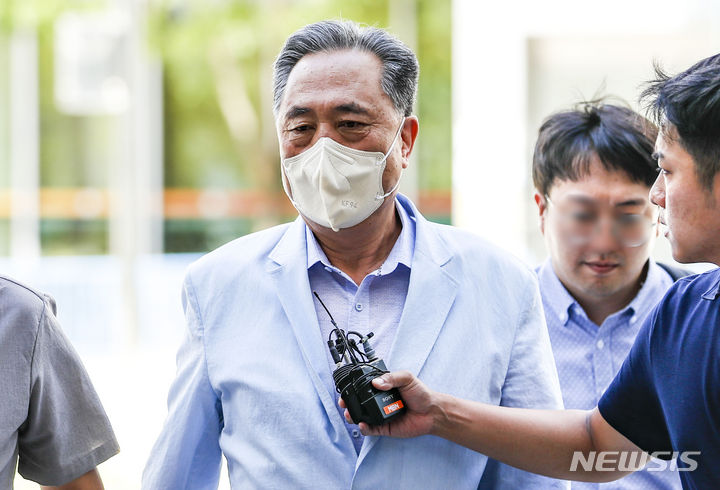 ▲ 새마을금고중앙회의 펀드 출자 과정에서 금품을 수수한 의혹을 받는 박차훈 새마을금고중앙회장이 2023년 8월8일 오후 서울 송파구 서울동부지방법원에서 열린 영장실질심사(구속 전 피의자 심문)에 출석하고 있다. ⓒ뉴시스