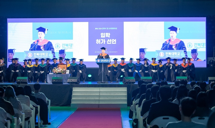 ▲ 전북대 2024학년도 신입생 입학식 행사에서 양오봉 전북대 총장이 입학 허가 선언을 하고있다. ⓒ전북대