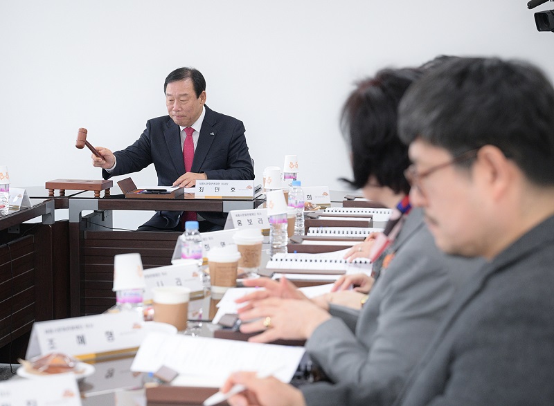 ▲ 최민호 세종시문화관광재단 이사장이 14일 이사회를 열고 박영국 신임 대표이사 임명동의안 의결하고 있다.ⓒ세종시