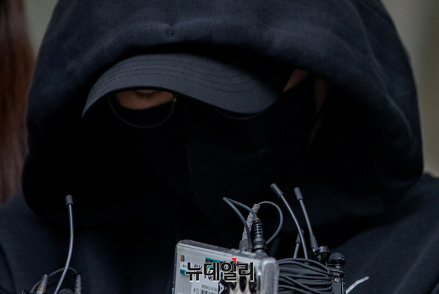 ▲ 남현희 전 펜싱 국가대표와 결혼 상대이자 사기 혐의를 받는 전청조씨가 3일 오후 서울 송파경찰서에서 서울동부지방법원으로 영장실질심사를 받기 위해 이송되고 있다. 2023.11.03 ⓒ정상윤 기자