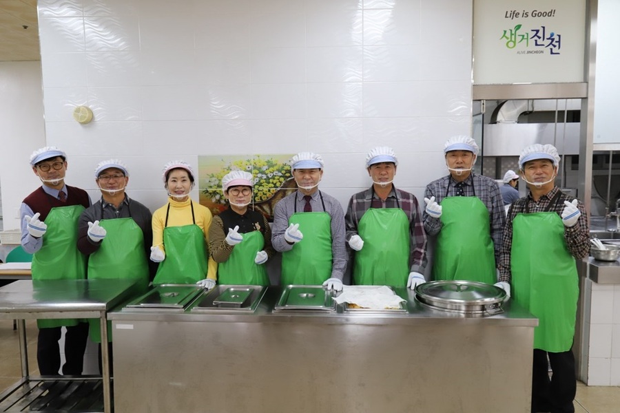 ▲ 진천군의회 의원들이 종합사회복지관에서 배식 봉사활동을 하고있다.ⓒ 진천군의회