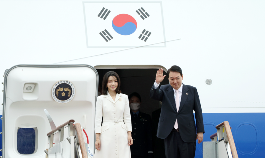 ▲ 해외 순방길에 오르고 있는 윤석열 대통령과 부인 김건희 여사. ⓒ대통령실 제공