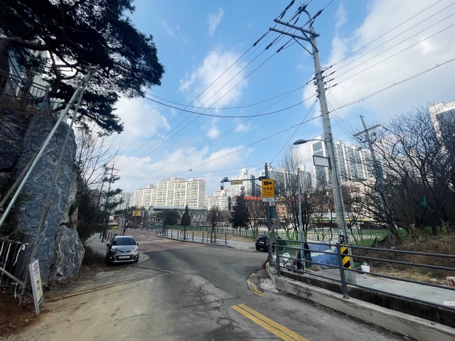 ▲ 오는 2025년 전선지중화 사업 착공이 계획된 상현초등학교 삼거리 인근 모습. ⓒ용인시 제공