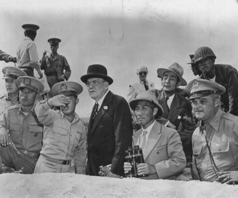 ▲ 6.25발발 일주일전 한국을 방문한 미국무성 덜레스가 한국전선을 시찰하고 있다. 그 옆에 신성모 국방장관.(1950.6.18)