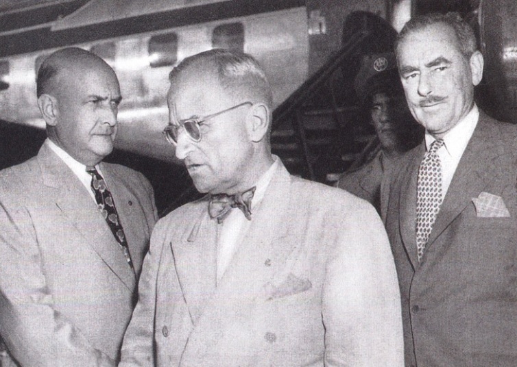 ▲ 주말휴가중 북한군의 침략을 보고받은 트루먼 미국대통령(중앙)이 급거 위성턴으로 귀환하는 모습, 오른쪽은 애치슨 국무장관.