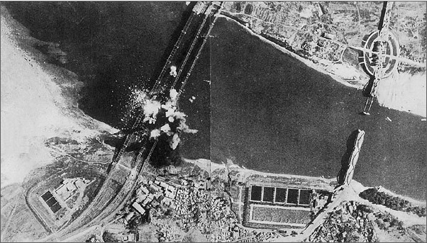 ▲ 한강인도교의 폭파 닷새후, 옆의 한강철교(왼쪽다리)가 맥아더의 지시에 따라 미폭격기에 폭파되는 순간(1950.7.3).