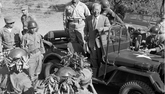 ▲ 6.25전쟁중 틈만 나면 군부대를 찾아 위로와 용기를 북돋아준 이승만 대통령.