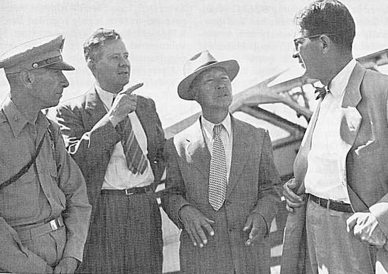 ▲ 수원 비행장에 나온 무초대사, 이승만 대통령, 드럼라이트 참사관, 맥아더 참모 처치 장군(오른쪽부터)이 맥아더 장군의 도착을 기다리며 즉석회의를 하고 있다.