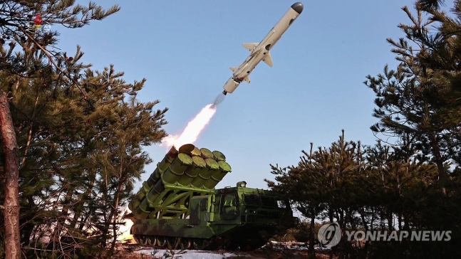 ▲ 북한 김정은은 지난 14일 오전 해군에 장비하게 되는 신형 지상대해상 미사일 '바다수리-6형' 검수 사격 시험을 지도했다고 조선중앙TV가 15일 보도했다. ⓒ북한 조선중앙TV 화면/연합뉴스