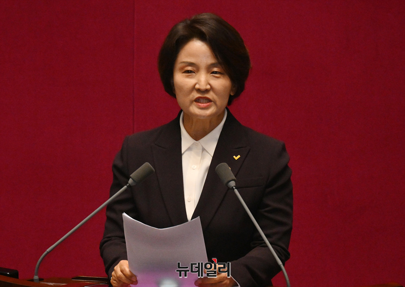 ▲ 이은주 전 의원이 지난달 25일 국회에서 열린 본회의에서 의원직을 사퇴 신상발언을 하고 있다. ⓒ이종현 기자
