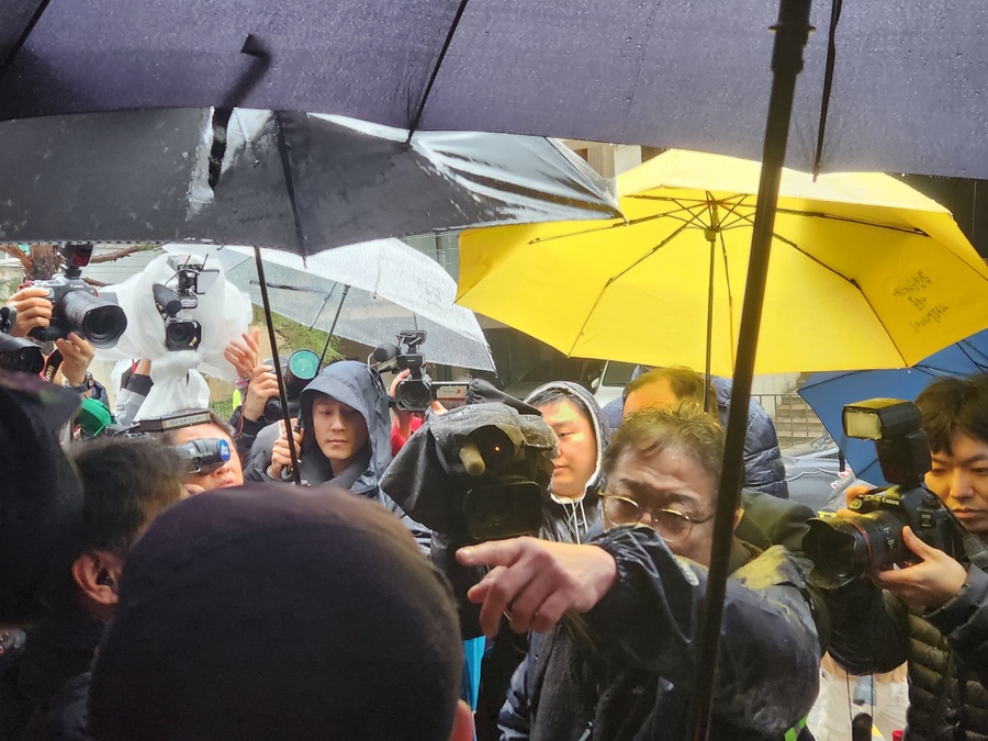 ▲ 15일 오전 보수 시민단체 턴라이트 강민구 대표가 축구협회 회관을 진입을 시도하려고 하자 경찰이 막아서고 있다. ⓒ진선우 기자