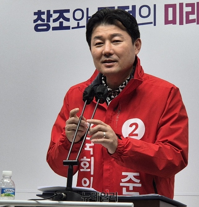 ▲ 이준배 국민의힘 세종을 예비후보가 15일 오후 긴급 기자회견을 하고 있다.ⓒ이길표 기자