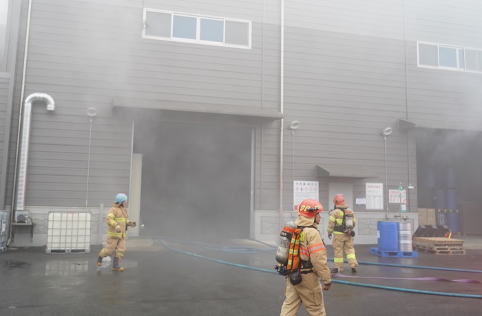 ▲ 15일 오전 11시 13분쯤 세종시 전의면 우레탄품 생산 공장에서 불이 나 소방대원들이 진화작업을 하고 있다.ⓒ세종소방본부