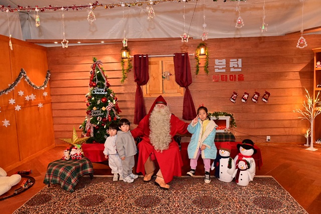 ▲ 관광객들이 핀란드 공인 산타와 사진찍기 이벤트를 하고 있다.ⓒ봉화군