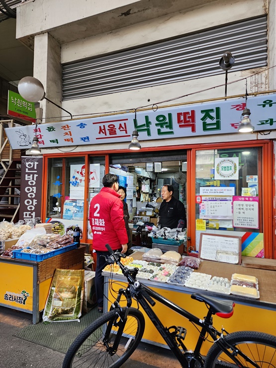 ▲ 임재화 국민의힘 동구갑 국회의원 예비후보가 자전거 투어를 통해 시민들과 직접 소통하는 선거운동을 펼쳐 시선을 끌고 있다.ⓒ임재화 예비후보실