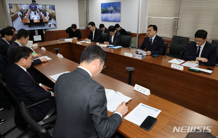 ▲ 김병환 기획재정부 제1차관이 16일 정부서울청사에서 '제14차 일자리 TF 회의'를 하고 있다ⓒ뉴시스