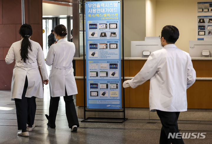 ▲ 서울시내 한 대학병원에서 의사들이 이동하고 있다. ⓒ뉴시스