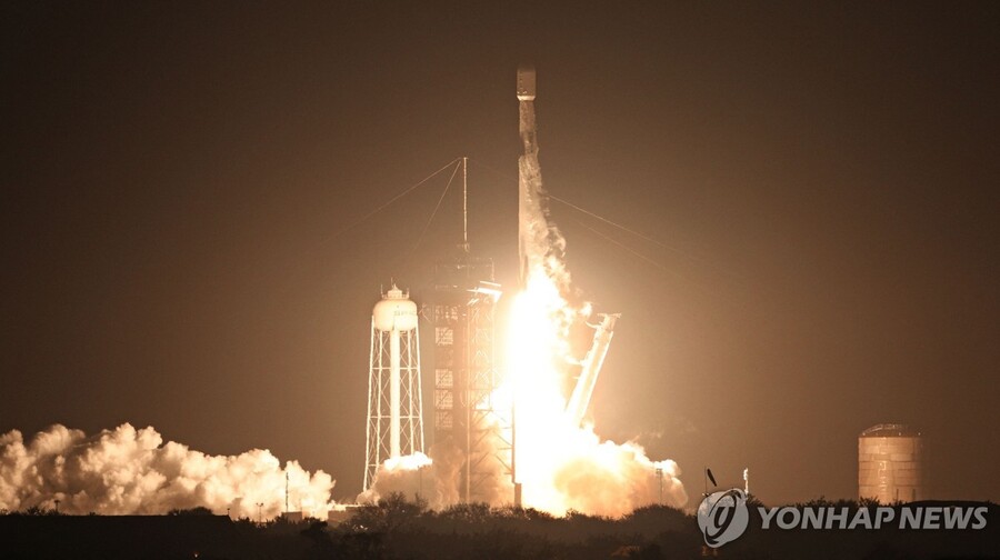 ▲ 15일(현지시간) 미국 플로리다주 케이프 커내버럴 케네디 우주 센터에서 스페이스X의 팰컨9로켓이 미국 민간 우주업체 인튜이티브 머신스의 달 착륙선 '노바-C'를 싣고 이륙하고 있다. ⓒAFP/연합뉴스