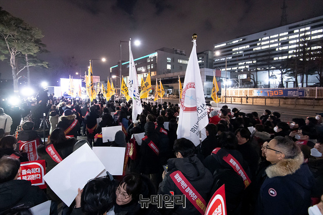 ▲ 지난 15일 저녁 용산 대통령실앞에서 서울시의사회가 의대증원을 반대하는 궐기대회를 열었다. ⓒ서성진 기자