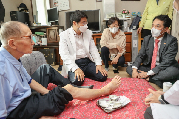 ▲ 2022년 10월 26일 박민식 당시 국가보훈부 장관이 귀환 국군포로 참전유공자 위문을 위해 남양주를 찾아 참전유공자를 위문하고 있다. ⓒ국가보훈처 제공, 뉴시스 사진