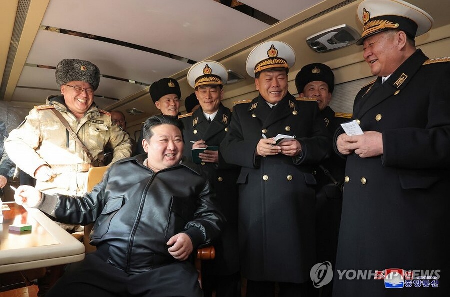 ▲ 북한은 김정은이 지난 14일 새로 개발한 지상대해상 미사일 시험발사를 지도했다고 15일 밝혔다. 조선중앙통신은 김 위원장이 
