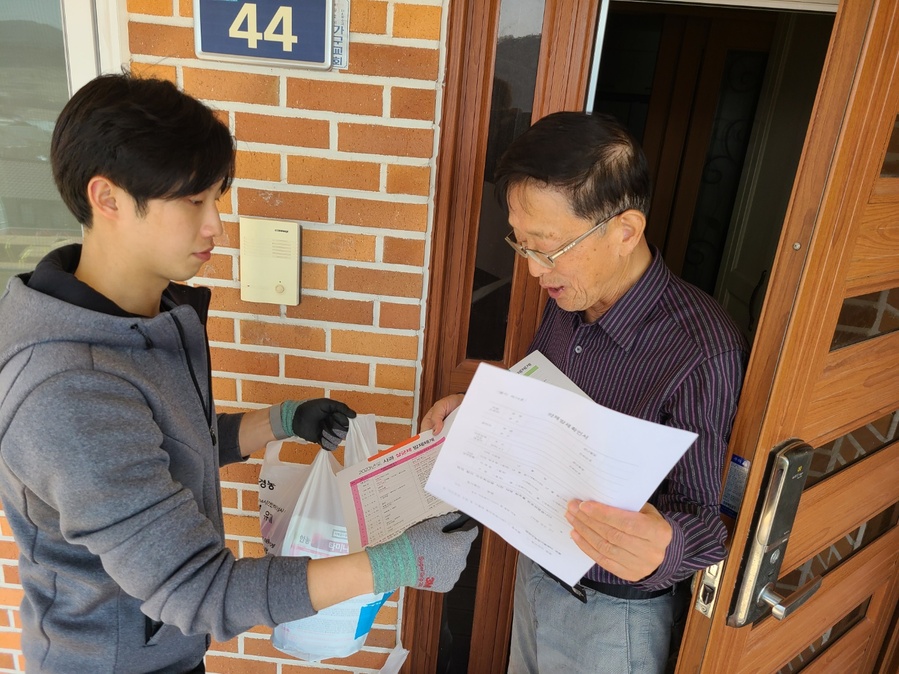 ▲ 영양군 농업기술센터는 과수화상병 유입 차단 및 사전 방제를 위해 관내 사과·배 재배 농가를 대상으로 4회차분의 과수화상병 방제약제를 배부한다.ⓒ영양군