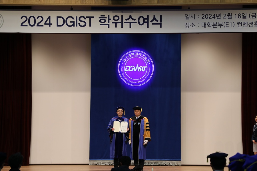 ▲ 이건우 총장이 과학기술정보통신부 장관상을 받은 DGIST 화학물리학과 진강우 졸업생과 함께 기념사진을 찍었다.ⓒDGIST