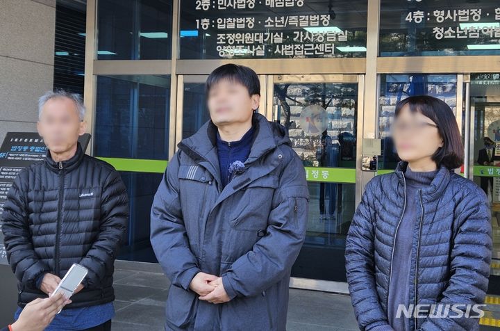 ▲ 북한의 지령을 받아 지하 조직을 만들어 반국가 활동을 벌인 혐의로 기소된 '자주통일 충북동지회' 활동가 3명이 16일 오후 1심 선고 직전 청주지법 법정동 앞에서 기자회견을 열고 있다. ⓒ뉴시스