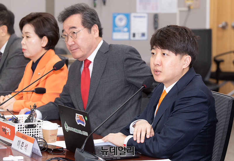 ▲ 이준석 개혁신당 공동대표(오른쪽)가 지난 14일 오전 국회 의원회관에서 열린 최고위원회의에서 모두발언을 하고 있다. ⓒ서성진 기자