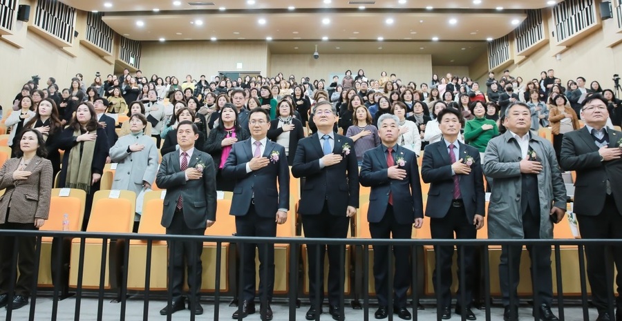 ▲ 국민의례 장면.ⓒ충청북도 어린이집연합회