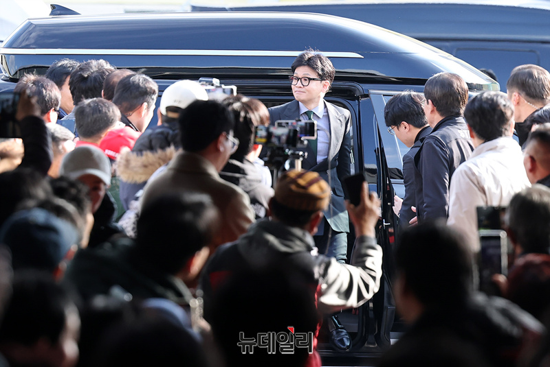▲ 한동훈 국민의힘 비상대책위원장이 16일 오후 경기 의정부시 제일시장을 방문하기 위해 차량에서 내리고 있다.ⓒ경기 의정부=정상윤 기자