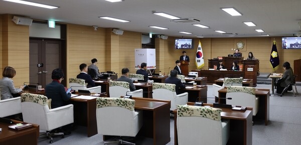 ▲ 6일 부여군의회가 본회의장에서 제280회 임시회 제1차 본회의를 열고 있다
ⓒ부여군의회