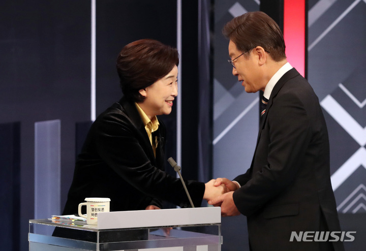 ▲ 이재명 더불어민주당 대표와 심상정 녹색정의당 의원이 2022년 3월 대선 후보 토론회에서 악수하는 모습. ⓒ뉴시스