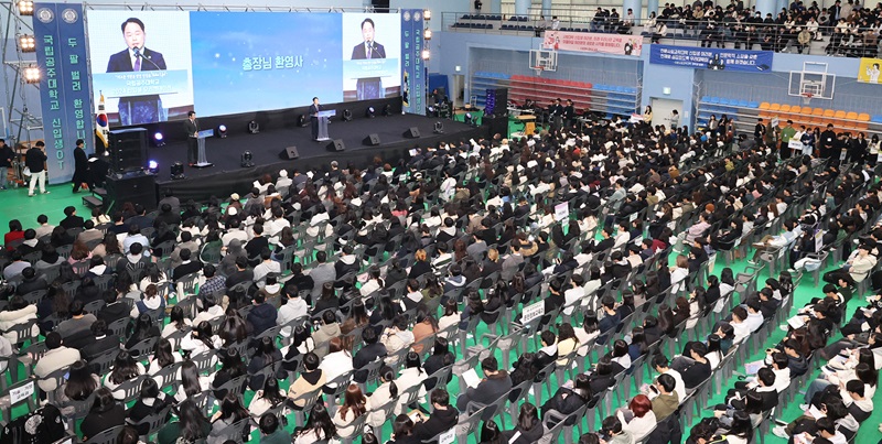 ▲ 임경호 공주대 총장이 19일 공주캠퍼스 문화체육관에서 2024학년도 신입생 오리엔테이션에서 환영사를 하고 있다.ⓒ공주대